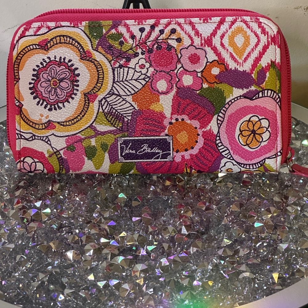 NWOT - Vera Bradley “Clementine” Accordion Wallet.